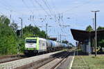 185 598 kommt mit einem Kesselwagenzug durch Gommern gen Magdeburg gefahren.