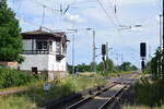 Blick auf das 1906 erbaute Stellwerk B2 in Gommern. Dieses ist für den Bahnügergang Bahnhofsstraße/Zerbster Chaussee zuständig sowie für die Ein und Ausfahrten in Richtung Güterglück. Von 1906 bis 1990 war das Stellwerk mit der Bauform Jüdel ausgestattet. 1990 wurde im Bahnhof das GS II DR im Betrieb genommen.

Gommern 18.07.2023