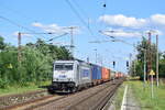 386 023 fährt mit einem Containerzug durch Güterglück in Richtung Magdeburg.

Güterglück 18.07.2023
