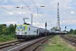 Mittlerweile sind auch die Dual Vectrons immer häufiger auf den Strecken anzutreffen. In Biederitz konnte 248 032 mit einem Kesselwagenzug aufnehmen. Hier durchfährt der Zug Biederitz in Richtung Magdeburg.

Biederitz 19.07.2023