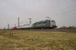 Mit vier fabrikneuen Vectrons, unter ihnen 193 436, am Haken war 111 222 von Railadventure am 30.03.2024 bei Dessau unterwegs und wird in K�rze die Elbebr�cke in Richtung Ro�lau �berqueren.