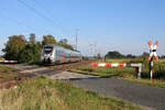 DB 1 442 172 passiert als RE 13 (Leipzig Hbf - Magdeburg Hbf) den WSSB Bahnübergang bei Güterglück.