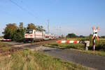 DB 146 569-9 fährt mit ihrem IC2 von Leipzig in Richtung Magdeburg und passiert hier gerade den WSSB Bahnübergang bei Güterglück.