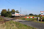 DB 147 566 fährt mit ihrem IC2 über den WSSB Bahnübergang bei Güterglück in Richtung Magdeburg.