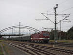 243 005 mit DPE 90408 von Naumburg/S. Hbf nach Stendal zum  Sachsen-Anhalt Tag , organisiert von der Traditionsgemeinschaft Bw Halle P e.V., hier kurz nach verlassen des Bahnhofs Dessau um 09.35 Uhr. Im Hintergrund der Bahnhof und die dazugehörige Bahnhofsbrücke.

Dessau, der 31.08.2024