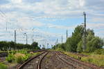 Blick auf die ehemalige Einfädelung der Kanonenbahn auf die Bahnstrecke Dessau - Magdeburg. Heute rosten die Gleise hier vor sich hin. Bild wurde vom BÜ aus gemacht.

Güterglück 04.08.2017