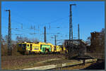 Die Unimat-Stopfmaschine 99 80 9124 030-4 und ein Schotterpflug der Lasch GmbH haben am 27.02.2022 in Magdeburg die Elbbrücke überquert.