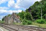 Blick auf den ehemaligen Zugang sowie Lastenaufzug zum oberen Teil des Bahnhofes Güterglück.