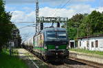 193 207 kommt mit einem langen Kesselwagenzug durch Güterglück gen Dessau gefahren.