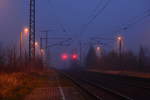 Durch eine Langzeitbelichtung lies sich der zähe Nebel etwas vertreiben so das man den Bahnhof sehen konnte. Der Nebel gab der Umgebung eine interessante Stimmung.