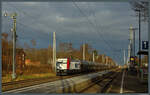 187 085 der EP Cargo kommt am 11.02.2022 mit ihrem Güterzug auf dem Überholgleis in Königsborn zum Stehen.