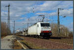 186 144 der LINEAS ist am 27.02.2022 mit einem leeren Autozug durch Magdeburg unterwegs.