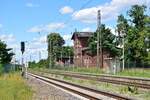 Blick auf den Haltepunkt Prödel. Einst war Prödel ein Bahnhof. Heute ist Prödel nur noch Haltepunkt mit Blockstelle. Das Empfangsgebäude ist eingezäunt und verkauft.

Prödel 21.07.2020

