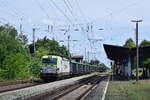 193 896 von Captrain fährt mit einem einheitlichen Zug durch Gommern in Richtung Magdeburg.