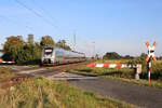 DB 1 442 306 passiert als RE 13 (Leipzig Hbf - Magdeburg Hbf) den WSSB Bahnübergang bei Güterglück.