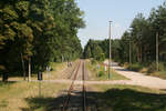 Blick aus dem Doppelstock-Schienenbus der Dessau-Wörlitzer Eisenbahn auf den Haltepunkt Biosphärenreservat.
Aufnahmedatum: 23. Juli 2013