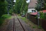 An diesem sehr unübersichtlichen Bahnübergang an der Dessau Wörlitzer Strecke sind nur 5kmh erlaubt. Man beachte wie spät der Autoverkehr den Zug erst sehen kann. Aufgenommen aus dem Triebzug. Der Führerstand ist nur halb so breit und somit sind auch ganz vorne noch Sitze für Fahrgäste was eine besondere Perspektive auf die Strecke bietet.

Waldersee 27.07.2020