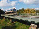  Fürstin Louise  aka 670 003 der DWE (Dessau-Wörlitzer Eisenbahn) überquert gegen 14.11 Uhr die Dessau-Wörlitzer Brücke zwischen Dessau und Mildensee.
Aufgenommen mittels Hochstativ.

Dessau, der 02.10.2025