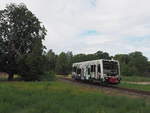 Auf seiner Fahrt gen Wörlitz ist DWE 27760 mit 672 913 an einem bewölkten Samstag Nachmittag kurz vor dem Bedarfshalt  Dessau-Waldersee , hier auf Höhe der  Jonitzer Mühle .

Dessau, der 04.07.2020 