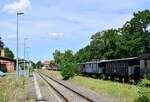 Am 23.7.20 stand die Bahnstrecke Biederitz - Altengrabow auf dem Programm. Besonders auffällig an der Strecke ist das alle Haltepunkte und Bahnhöfe bis Loburg Barrierefrei mit 55cm Bahnsteigen ausgebaut und modernisiert sind was für eine Strecke ohne Personenverkehr ziemlich unüblich ist. 2003 wurde die Strecke samt Bahnsteige bis Loburg modernisiert. 2011 wurde der Personenverkehr wegen Oberbaumängeln und der daraus resultierenden bedeutend längeren Fahrzeit auf einen dauerhaften Busnotverkehr umgestellt. Seit 2015 betreibt die RegioInfra die Strecke welche noch gelegentlich für Bundeswehr Transporte genutzt wird. In Loburg wo die RB von 1999 bis 2011 endete befindet sich ein kleines Eisenbahn Museum welches viele alte und teils exotische Fahrzeuge beherbergt. Hier mit Blick vom alten Bahnsteig in Richtung Büden.

Loburg 23.07.2020