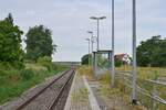 Am 23.7.20 stand die Bahnstrecke Biederitz - Altengrabow auf dem Programm. Besonders auffällig an der Strecke ist das alle Haltepunkte und Bahnhöfe bis Loburg Barrierefrei mit 55cm Bahnsteigen ausgebaut und modernisiert sind was für eine Strecke ohne Personenverkehr ziemlich unüblich ist. 2003 wurde die Strecke samt Bahnsteige bis Loburg modernisiert. 2011 wurde der Personenverkehr wegen Oberbaumängeln und der daraus resultierenden bedeutend längeren Fahrzeit auf einen dauerhaften Busnotverkehr umgestellt. Seit 2015 betreibt die RegioInfra die Strecke welche noch gelegentlich für Bundeswehr Transporte genutzt wird.

Woltersdorf 23.07.2020

