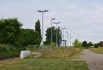 Am 23.7.20 stand die Bahnstrecke Biederitz - Altengrabow auf dem Programm. Besonders auffällig an der Strecke ist das alle Haltepunkte und Bahnhöfe bis Loburg Barrierefrei mit 55cm Bahnsteigen ausgebaut und modernisiert sind was für eine Strecke ohne Personenverkehr ziemlich unüblich ist. 2003 wurde die Strecke samt Bahnsteige bis Loburg modernisiert. 2011 wurde der Personenverkehr wegen Oberbaumängeln und der daraus resultierenden bedeutend längeren Fahrzeit auf einen dauerhaften Busnotverkehr umgestellt. Seit 2015 betreibt die RegioInfra die Strecke welche noch gelegentlich für Bundeswehr Transporte genutzt wird.


Woltersdorf 23.07.2020
