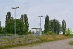 Am 23.7.20 stand die Bahnstrecke Biederitz - Altengrabow auf dem Programm. Besonders auffällig an der Strecke ist das alle Haltepunkte und Bahnhöfe bis Loburg Barrierefrei mit 55cm Bahnsteigen ausgebaut und modernisiert sind was für eine Strecke ohne Personenverkehr ziemlich unüblich ist. 2003 wurde die Strecke samt Bahnsteige bis Loburg modernisiert. 2011 wurde der Personenverkehr wegen Oberbaumängeln und der daraus resultierenden bedeutend längeren Fahrzeit auf einen dauerhaften Busnotverkehr umgestellt. Seit 2015 betreibt die RegioInfra die Strecke welche noch gelegentlich für Bundeswehr Transporte genutzt wird.

Woltersdorf 23.07.2020