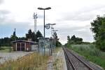 Am 23.7.20 stand die Bahnstrecke Biederitz - Altengrabow auf dem Programm. Besonders auffällig an der Strecke ist das alle Haltepunkte und Bahnhöfe bis Loburg Barrierefrei mit 55cm Bahnsteigen ausgebaut und modernisiert sind was für eine Strecke ohne Personenverkehr ziemlich unüblich ist. 2003 wurde die Strecke samt Bahnsteige bis Loburg modernisiert. 2011 wurde der Personenverkehr wegen Oberbaumängeln und der daraus resultierenden bedeutend längeren Fahrzeit auf einen dauerhaften Busnotverkehr umgestellt. Seit 2015 betreibt die RegioInfra die Strecke welche noch gelegentlich für Bundeswehr Transporte genutzt wird.

Woltersdorf 23.07.2020