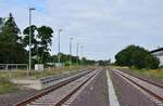 Am 23.7.20 stand die Bahnstrecke Biederitz - Altengrabow auf dem Programm. Besonders auffällig an der Strecke ist das alle Haltepunkte und Bahnhöfe bis Loburg Barrierefrei mit 55cm Bahnsteigen ausgebaut und modernisiert sind was für eine Strecke ohne Personenverkehr ziemlich unüblich ist. 2003 wurde die Strecke samt Bahnsteige bis Loburg modernisiert. 2011 wurde der Personenverkehr wegen Oberbaumängeln und der daraus resultierenden bedeutend längeren Fahrzeit auf einen dauerhaften Busnotverkehr umgestellt. Seit 2015 betreibt die RegioInfra die Strecke welche noch gelegentlich für Bundeswehr Transporte genutzt wird. Blick vom Überweg zwischen den Bahnsteigen auf den Bahnsteig für die Züge aus Biederitz.

Büden 23.07.2020