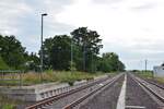 Am 23.7.20 stand die Bahnstrecke Biederitz - Altengrabow auf dem Programm. Besonders auffällig an der Strecke ist das alle Haltepunkte und Bahnhöfe bis Loburg Barrierefrei mit 55cm Bahnsteigen ausgebaut und modernisiert sind was für eine Strecke ohne Personenverkehr ziemlich unüblich ist. 2003 wurde die Strecke samt Bahnsteige bis Loburg modernisiert. 2011 wurde der Personenverkehr wegen Oberbaumängeln und der daraus resultierenden bedeutend längeren Fahrzeit auf einen dauerhaften Busnotverkehr umgestellt. Seit 2015 betreibt die RegioInfra die Strecke welche noch gelegentlich für Bundeswehr Transporte genutzt wird. Blick vom Überweg zwischen den Bahnsteigen auf den Bahnsteig für die Züge aus Richtung Loburg.

Büden 23.07.2020