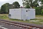 Am 23.7.20 stand die Bahnstrecke Biederitz - Altengrabow auf dem Programm. Besonders auffällig an der Strecke ist das alle Haltepunkte und Bahnhöfe bis Loburg Barrierefrei mit 55cm Bahnsteigen ausgebaut und modernisiert sind was für eine Strecke ohne Personenverkehr ziemlich unüblich ist. 2003 wurde die Strecke samt Bahnsteige bis Loburg modernisiert. 2011 wurde der Personenverkehr wegen Oberbaumängeln und der daraus resultierenden bedeutend längeren Fahrzeit auf einen dauerhaften Busnotverkehr umgestellt. Seit 2015 betreibt die RegioInfra die Strecke welche noch gelegentlich für Bundeswehr Transporte genutzt wird. Hier sieht man das Stellwerk in Büden welches auch für die beiden Bahnübergänge im Ort zuständig ist.

Büden 23.07.2020