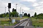 Am 23.7.20 stand die Bahnstrecke Biederitz - Altengrabow auf dem Programm. Besonders auffällig an der Strecke ist das alle Haltepunkte und Bahnhöfe bis Loburg Barrierefrei mit 55cm Bahnsteigen ausgebaut und modernisiert sind was für eine Strecke ohne Personenverkehr ziemlich unüblich ist. 2003 wurde die Strecke samt Bahnsteige bis Loburg modernisiert. 2011 wurde der Personenverkehr wegen Oberbaumängeln und der daraus resultierenden bedeutend längeren Fahrzeit auf einen dauerhaften Busnotverkehr umgestellt. Seit 2015 betreibt die RegioInfra die Strecke welche noch gelegentlich für Bundeswehr Transporte genutzt wird. Blick auf den Haltepunkt Ziepel. 

Ziepel 23.07.2020