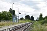 Am 23.7.20 stand die Bahnstrecke Biederitz - Altengrabow auf dem Programm. Besonders auffällig an der Strecke ist das alle Haltepunkte und Bahnhöfe bis Loburg Barrierefrei mit 55cm Bahnsteigen ausgebaut und modernisiert sind was für eine Strecke ohne Personenverkehr ziemlich unüblich ist. 2003 wurde die Strecke samt Bahnsteige bis Loburg modernisiert. 2011 wurde der Personenverkehr wegen Oberbaumängeln und der daraus resultierenden bedeutend längeren Fahrzeit auf einen dauerhaften Busnotverkehr umgestellt. Seit 2015 betreibt die RegioInfra die Strecke welche noch gelegentlich für Bundeswehr Transporte genutzt wird. Blick über den zugewucherten Bahnsteig und das 2019 erneuerte Gleis in Ziepel.

Ziepel 23.07.2020