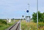 Am 23.7.20 stand die Bahnstrecke Biederitz - Altengrabow auf dem Programm. Besonders auffällig an der Strecke ist das alle Haltepunkte und Bahnhöfe bis Loburg Barrierefrei mit 55cm Bahnsteigen ausgebaut und modernisiert sind was für eine Strecke ohne Personenverkehr ziemlich unüblich ist. 2003 wurde die Strecke samt Bahnsteige bis Loburg modernisiert. 2011 wurde der Personenverkehr wegen Oberbaumängeln und der daraus resultierenden bedeutend längeren Fahrzeit auf einen dauerhaften Busnotverkehr umgestellt. Seit 2015 betreibt die RegioInfra die Strecke welche noch gelegentlich für Bundeswehr Transporte genutzt wird. Blick in Richtung Büden vom alten Bahnsteig in Ziepel.

Ziepel 23.07.2020