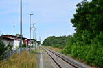 Am 23.7.20 stand die Bahnstrecke Biederitz - Altengrabow auf dem Programm. Besonders auffällig an der Strecke ist das alle Haltepunkte und Bahnhöfe bis Loburg Barrierefrei mit 55cm Bahnsteigen ausgebaut und modernisiert sind was für eine Strecke ohne Personenverkehr ziemlich unüblich ist. 2003 wurde die Strecke samt Bahnsteige bis Loburg modernisiert. 2011 wurde der Personenverkehr wegen Oberbaumängeln und der daraus resultierenden bedeutend längeren Fahrzeit auf einen dauerhaften Busnotverkehr umgestellt. Seit 2015 betreibt die RegioInfra die Strecke welche noch gelegentlich für Bundeswehr Transporte genutzt wird. Blick vom Bahnsteig in Möckern in Richtung Büden.

Möckern 23.07.2020