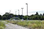 Am 23.7.20 stand die Bahnstrecke Biederitz - Altengrabow auf dem Programm. Besonders auffällig an der Strecke ist das alle Haltepunkte und Bahnhöfe bis Loburg Barrierefrei mit 55cm Bahnsteigen ausgebaut und modernisiert sind was für eine Strecke ohne Personenverkehr ziemlich unüblich ist. 2003 wurde die Strecke samt Bahnsteige bis Loburg modernisiert. 2011 wurde der Personenverkehr wegen Oberbaumängeln und der daraus resultierenden bedeutend längeren Fahrzeit auf einen dauerhaften Busnotverkehr umgestellt. Seit 2015 betreibt die RegioInfra die Strecke welche noch gelegentlich für Bundeswehr Transporte genutzt wird. Hier mit Blick auf dem Haltepunkt Zeppernick.

Zeppernick 23.07.2020