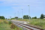 Am 23.7.20 stand die Bahnstrecke Biederitz - Altengrabow auf dem Programm. Besonders auffällig an der Strecke ist das alle Haltepunkte und Bahnhöfe bis Loburg Barrierefrei mit 55cm Bahnsteigen ausgebaut und modernisiert sind was für eine Strecke ohne Personenverkehr ziemlich unüblich ist. 2003 wurde die Strecke samt Bahnsteige bis Loburg modernisiert. 2011 wurde der Personenverkehr wegen Oberbaumängeln und der daraus resultierenden bedeutend längeren Fahrzeit auf einen dauerhaften Busnotverkehr umgestellt. Seit 2015 betreibt die RegioInfra die Strecke welche noch gelegentlich für Bundeswehr Transporte genutzt wird. Hier mit Blick auf dem Haltepunkt Zeppernick. 

Zeppernick 23.07.2020