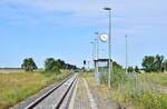 Am 23.7.20 stand die Bahnstrecke Biederitz - Altengrabow auf dem Programm. Besonders auffällig an der Strecke ist das alle Haltepunkte und Bahnhöfe bis Loburg Barrierefrei mit 55cm Bahnsteigen ausgebaut und modernisiert sind was für eine Strecke ohne Personenverkehr ziemlich unüblich ist. 2003 wurde die Strecke samt Bahnsteige bis Loburg modernisiert. 2011 wurde der Personenverkehr wegen Oberbaumängeln und der daraus resultierenden bedeutend längeren Fahrzeit auf einen dauerhaften Busnotverkehr umgestellt. Seit 2015 betreibt die RegioInfra die Strecke welche noch gelegentlich für Bundeswehr Transporte genutzt wird. Hier mit Blick über den Bahnsteig in Richtung Büden.

Zeppernick 23.07.2020