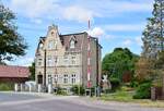 Blick auf die beiden Schrankenbäume in Loburg. Diese werden vom BÜ Posten elektrisch bedient und per Seilwinde abgelassen lassen oder geöffnet.

Loburg 23.07.2020