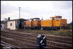 106854 und 106684 am 19.10.1991 vor dem lädierten kleinen Lokschuppen im Bahnhof Güsen.