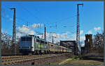 111 029-5 der RailAdventure rollt am 26.02.2023 mit einem Flüchtlingszug nach Hannover über die Magdeburger Elbbrücke.