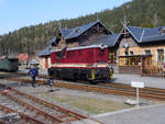 Schmalspur-Diesellok 199 018 hat sich zum Umsetzen vom Zug gelöst; Kurort Oybin, 27.04.2021  