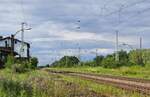 Blick über den Bahnhof Satzkorn. Noch heute zeugt vieles vom einstigen Personenhalt welcher 1993 aufgegeben wurde. Die geschwungenen Laternen zeigen wo einst die Bahnsteige sich befanden und runden die Bilder hier perfekt ab.

Satzkorn 16.07.2020