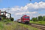 243 005 kommt mit einem Liegewagen und einem verwitterten Wittenberger Kopf durch Satzkorn gen Süden gefahren.