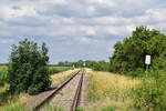 Blick vom Bahnübergang aus in Richtung Barby.