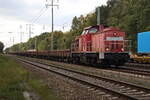 298 310-4 der  DB Cargo AG (NVR: 98 80 3298 310-4 D-DB) und einem Güterzug Niederbordwagen Richtung Berlin am 02. Oktober 2025 in Diedersdorf auf den südlichen Berliner Außenring.