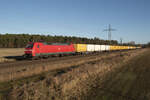 Am 28.12.2025, bei Ahresndorf, fuhr 152 006 mit dem DHL-Zug (Postzug) aus Großbeeren, in Richtung Saarmund, auf dem Berliner Außenring.