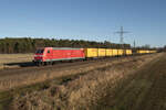 Am 28.12.2025, bei Ahresndorf, fuhr 185 059 mit dem DHL-Zug (Postzug) aus Großbeeren, in Richtung Saarmund, auf dem Berliner Außenring.