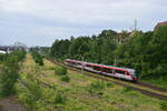 Blick auf die Überreste des ehemaligen Containerbahnhofes Frankfurter Allee während auf den Ferngleisen des Innenrings 642 024 und 642 039 in Richtung Ostkreuz unterwegs sind.