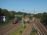 Der VT 795 396 der Berliner Eisenbahnfreunde (BEF) war im Rahmen einer Sonderfahrt auf der Berliner Ringbahn unterwegs, hier kurz vor dem Passieren des Bahnhofs  Halensee .
Links ist die Verbindungskurve Rtg. Grunewald/Seddin, rechts die S-Bahn-Verbindungskurve Rtg. Charlottenburg. Geradezu im Hintergrund das Messegelände mit dem Funkturm.

Berin, der 16.09.2023